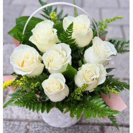 Cos 7 trandafiri albi AR59